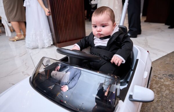 A Lovely Hotel Wedding With Family, Friends and Food at The Center