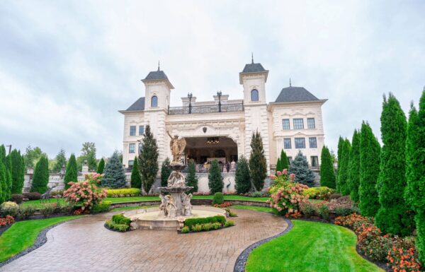 The wedding of A Lavish Hindu Wedding with Vibrant Florals & Acrobatic Performers Gallery 16