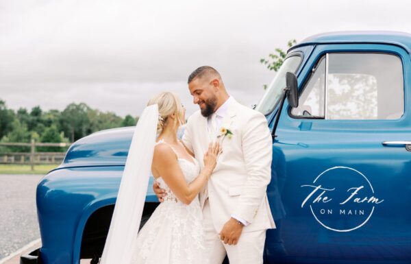 The Venue For This Wedding Offered an Elevated Barn Meets Coastal Aesthetic