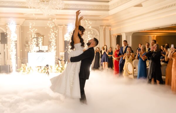 Vintage Meet Modern at This Wedding With Lamp Shade Performers
