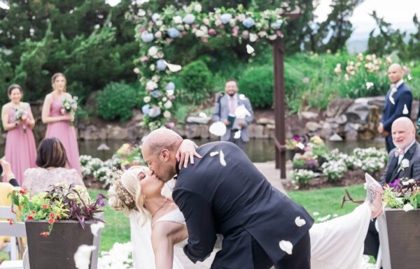 This Couple Surprised Their Guests with a Zumba Routine