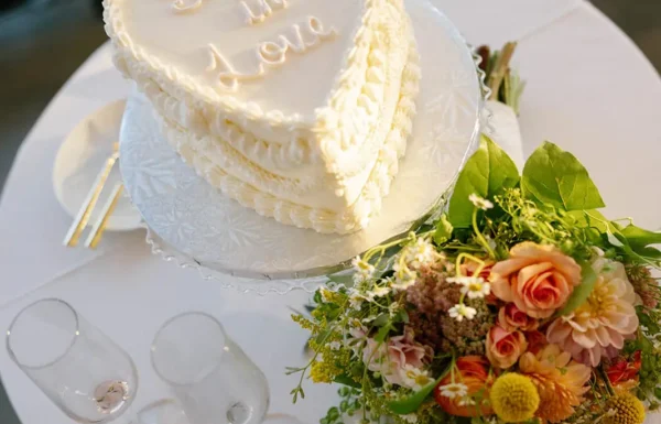 The wedding of A ‘Shorely in Love’-Themed Wedding With a ‘Retro-Beach’ Aesthetic Gallery 1