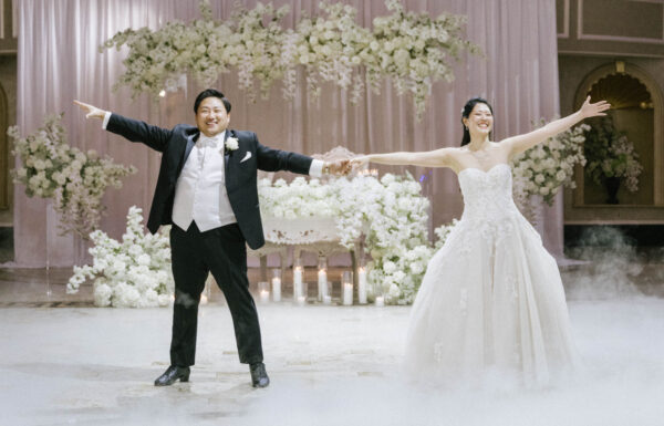 All White Florals & An Impressive First Dance at The Venetian