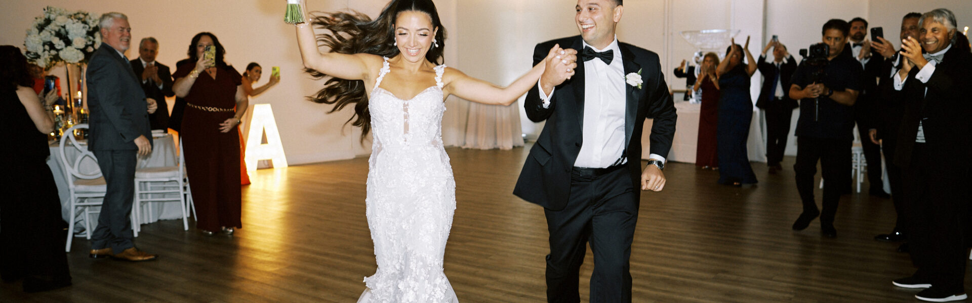 Modern Chic Vibes For This Wedding With NYC as The Backdrop