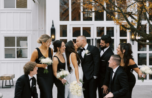 Black &White Perfectly Complemented The Rustic Vibe at Farmhouse