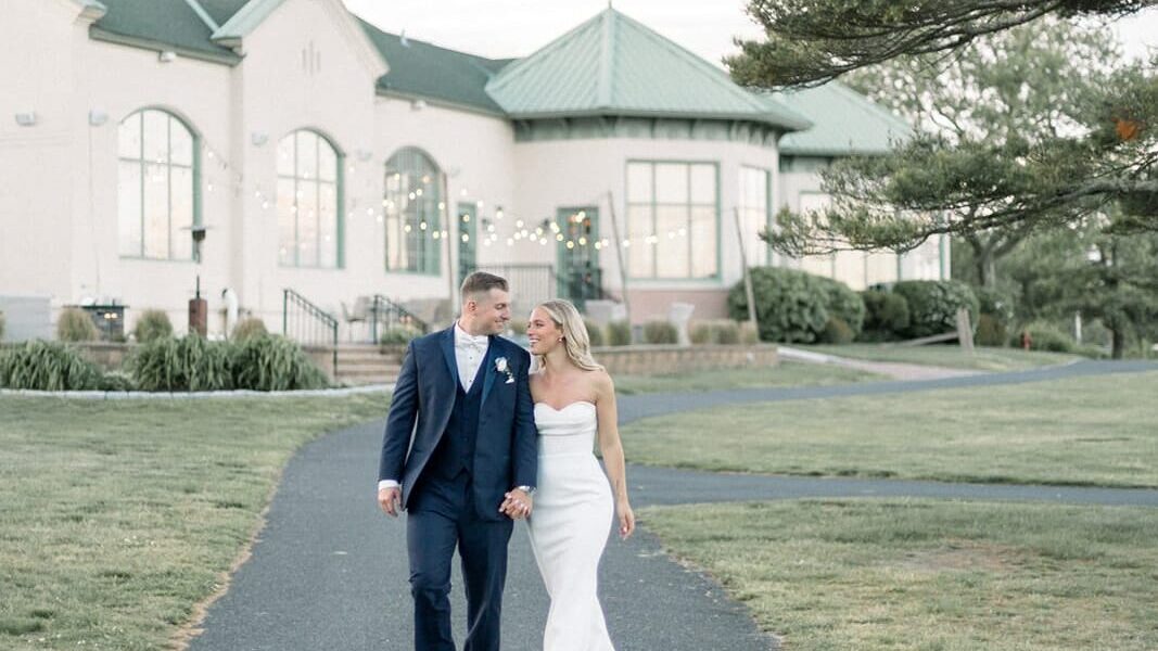 Modern Coastal Vibes at This Linwood Country Club Wedding