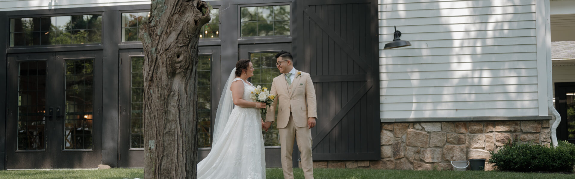 Yellow Bridesmaid Dresses, Honey Jar Favors & a Dance Floor Moment to “Take On Me” They’ll Never Forget at the Inn at Millrace Pond