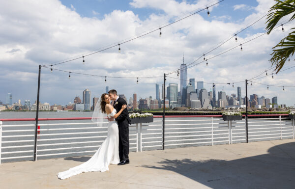 A Minimalist Spring Wedding With Manhattan Skyline Views at Battello in Jersey City