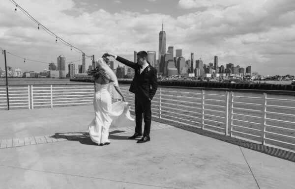 A Minimalist Spring Wedding With Manhattan Skyline Views at Battello in Jersey City