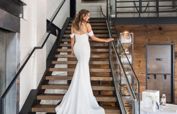 A Minimalist Spring Wedding With Manhattan Skyline Views at Battello in Jersey City