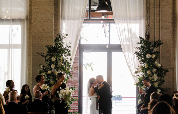 A Minimalist Spring Wedding With Manhattan Skyline Views at Battello in Jersey City