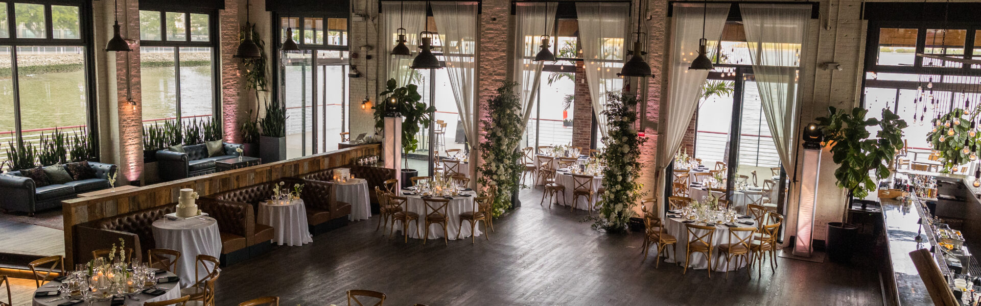 A Minimalist Spring Wedding With Manhattan Skyline Views at Battello in Jersey City