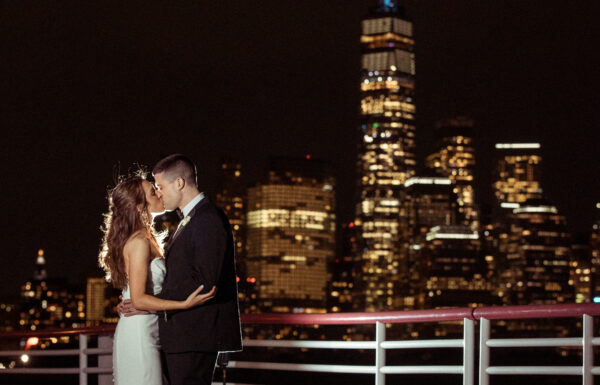 A Minimalist Spring Wedding With Manhattan Skyline Views at Battello in Jersey City