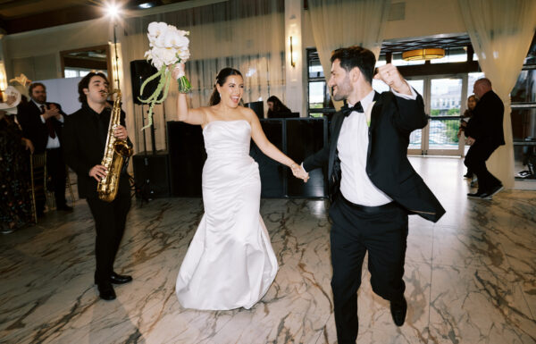 A Classic & Chic Spring Wedding With Manhattan Skyline Views at Liberty House
