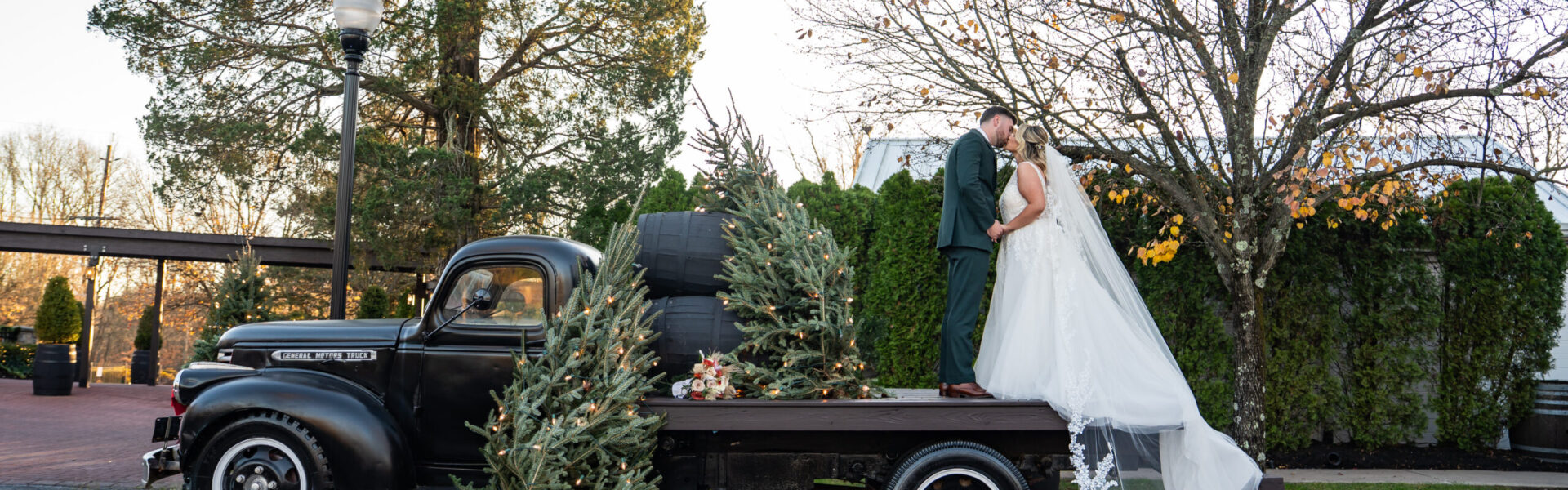 A Vintage Truck, a Barn Ceremony & More Rustic Touches at The Hamilton Manor