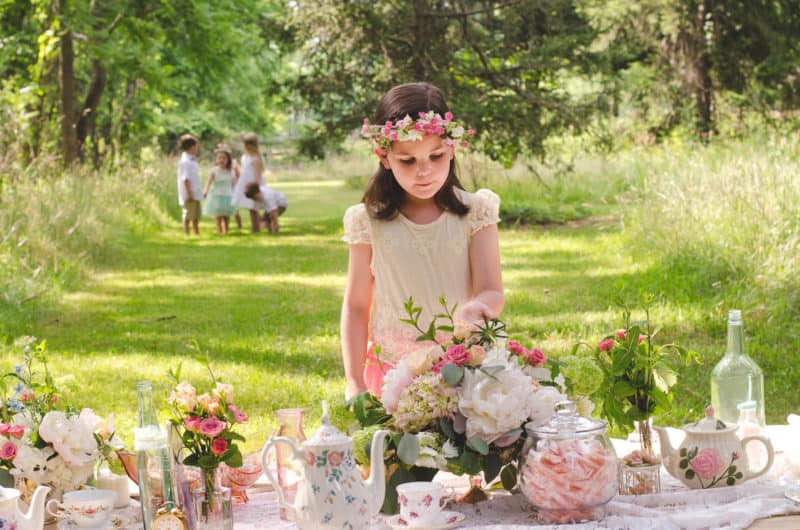 decorating the kids' table at wedding