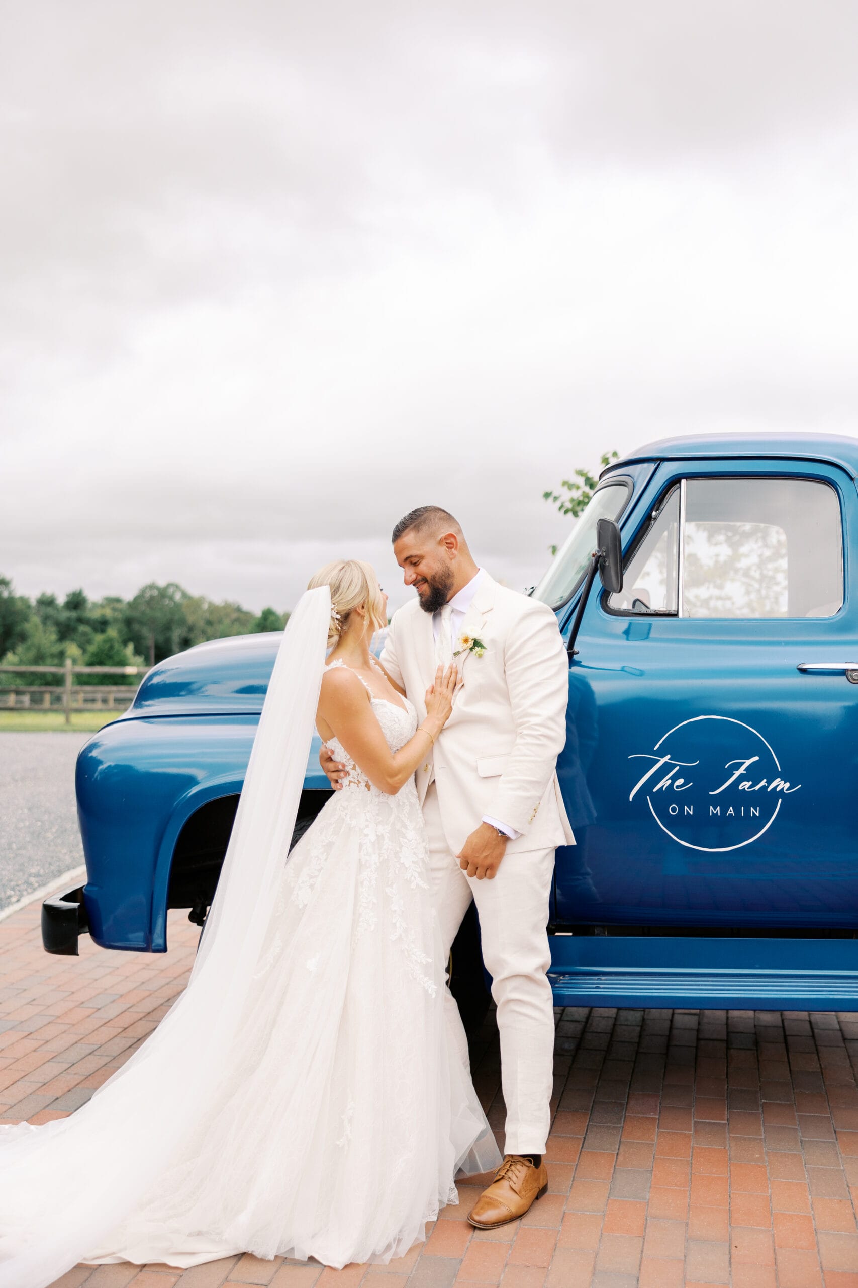 An elevated barn meets coastal aesthetic wedding at Farm on Main.