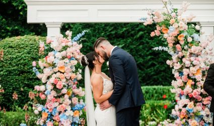 Bright Florals Created ‘Bridgerton’ Vibes at This Wedding