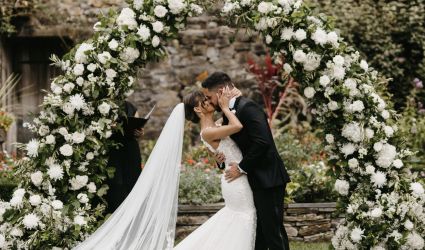 A Modern-Rustic Wedding With a Black, White and Gold Color Scheme