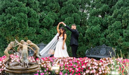 Vintage Meet Modern at This Wedding With Lamp Shade Performers