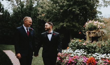An Elegant and Romantic Wedding With Pops of Blue, Red and Gold